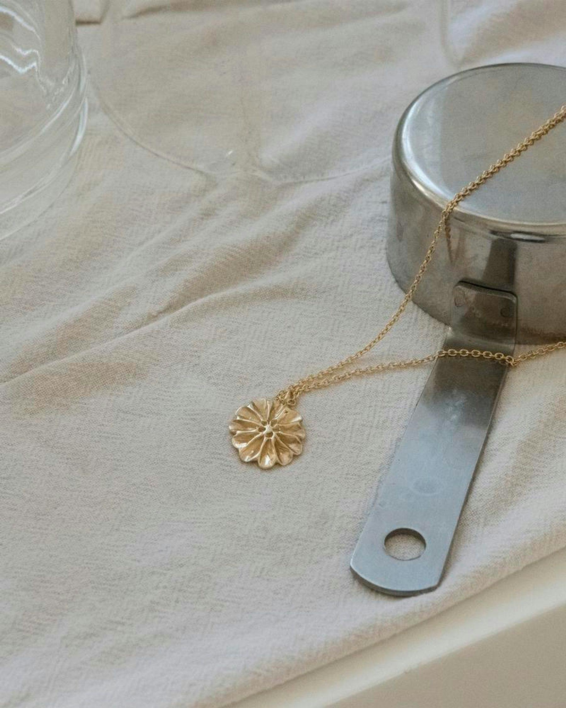 Main image for Flower Necklace Gold